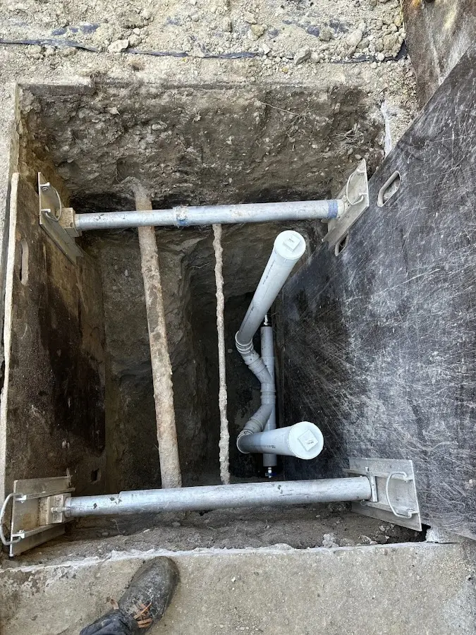Experienced plumber completing Faucet Repair work in Ainaloa